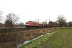 Kurz vor Westerhausen ist hier die DB 189074-8 mit einem leeren Autotransport Park am 20.2.2024 um 15.35 Uhr in Richtung Löhne unterwegs.