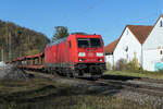 An einem sonnigen Novembervormittag ist die 185 302 der DB Cargo mit einer langen Reihe von Autotransportern nach Ingolstadt unterwegs.