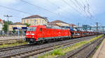 DB-Cargo 185 250 zieht am 17.08.2024 einen Autotransportzug durch den Hauptbahnhof in Regensburg.
