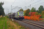 Am 12.10.25 führte der BLS Cargo-Vectron 475 433 für die HSL den Toyota-Autozug durch das herbstlich gefärbte Wittenberg-Labetz Richtung Falkenberg(E).