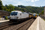 Die wei�e SIEMENS Vectron MS 7193 673 (91 80 67193 673-2 D-ELOC) der ELL - European Locomotive Leasing (Wien) f�hrt am 14 Juli 2026, mit einem geschlossen Doppelstock-Autotransportzug der ARS Altmann AG (mit Wagen der Gattung Hccrrs), durch Kirchen/Sieg in Richtung Siegen. Vermutlich ist z.Z. der Mieter die Rurtalbahn Cargo GmbH, da sie meist diese Zugleistung erbringt. 

Die Siemens Vectron MS wurde 2026 von Siemens Mobility GmbH in M�nchen-Allach unter der Fabriknummer 24516 gebaut.

Diese Vectron ist als MS – Lokomotive (Mehrsystemlok) mit 6.400 kW Leistung. Hier in der Version A 10 hat sie die Zulassungen f�r Deutschland, �sterreich, Polen, Tschechien, Niederlande, Slowakei, Rum�nien, Ungarn und Bulgarien (D/A/PL/CZ/NL/SK/RO/H/BG). Die SIEMENS Vectron MS der Version A 10 besitzt die Zugsicherungssysteme ETCS BaseLine 3, sowie
f�r Deutschland (PZB90 / LZB80 (CIR-ELKE I)), 
f�r �sterreich (ETCS Level 1 mit Euroloop, ETCS Level 2, PZB90 / LZB80),
f�r Polen (SHP)
f�r Tschechien und Slowakei (LS (Mirel))
f�r Ungarn (ETCS Level 1, EVM (Mirel))
f�r Rum�nien (PZB90)
und f�r die Niederlande (ETCS Level 1, ETCS Level 2, ATB-EGvV)