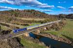 ARS Altmann, ein europaweit agierende Logistikdienstleister f�r die Automobilbranche, hat f�r die Erbringung von Traktionsleistungen speziell f�r den Transport von Fahrzeugen auf der Schiene ein eigenst�ndiges EVU gegr�ndet - die ART Altmann Rail Traction GmbH. Am 27. M�rz 2026 konnte ich bei Dietfurt im Altm�hltal einen Zug des Unternehmens dokumentieren. Gef�hrt wurde dieser von der in schmuckem Blau gehaltenen 6193 049 von Beacon Rail. 