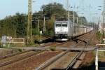 Eigentlich hat der Autoleerzug , gefhrt von 185 548 - 5 , keinen Halt vor Radebeul Naundorf.
Da aber RE 17055 aus Coswig nach Dresden am 30.09.2012 ca. 5 Minuten versptet war,
kam es zu dem ausserplamigem Halt  gegen 10:00 Uhr. 10:06 Uhr beschleunigt die Lok und wird in wenigen Augenblicken den Standort des Fotografen passieren.