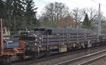 Polnischer Drehgestell-Flachwagen der Fa. CTL mit der Nr. 33 RIV 51 PL-CTLL 392 2 070-1 Regs (3192) beladen mit Stahlprodukt am 12.04.18 Berlin-Hirschgarten.