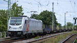 Captrain Deutschland CargoWest GmbH mit der Akiem Lok  187 505-3  [NVR-Nummer: 91 80 6187 505-3 D-AKIEM] und einem Ganzzug für Stahlprodukte am 13.07.22 Vorbeifahrt Bahnhof Magdeburg-Neustadt.