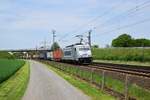METRANS Rail 386 001 befördert einen KLV-Zug am 17.05.17 bei Langwedel in Richtung Hannover.
