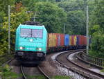 185 616-0 von Crossrail kommt aus Richtung Aachen-West mit einem langen MSC-Containerzug aus Antwerpen-Berendrecht(B) nach Germersheim(D) und fährt durch Aachen-Schanz in Richtung