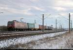 185 513-9 Emons als Containerzug fährt bei Benndorf, An der Reichsbahn, auf der Bahnstrecke Magdeburg–Leipzig (KBS 340) Richtung Halle (Saale). [4.2.2018 | 11:08 Uhr]