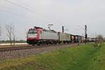 Mit einem Containerzug aus Belgien fuhr am 11.04.2017 die BRLL/XRAIL 185 590-7 bei Hügelheim über die KBS 703 durchs Markgräflerland in Richtung Müllheim (Baden).