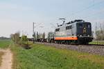 Mit einem schlecht ausgelasteten Containerzug nach Krefeld-Linn fuhr am 11.04.2017 die Hectorrail 162.001 (151 013-0)  Mabuse  bei Hügelheim über die KBS 703 durchs Rheintal in Richtung