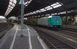 185 609-5 von Crossrail kommt aus Richtung Aachen-West,Aachen-Schanz mit einem Containerzug aus Zeebrugge-Ramskapelle(B) nach Oradea(RO) und fährt durch Aachen-Hbf in Richtung