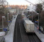 Ein Nachschuss auf einen Containerzug aus Italien nach Belgien und fährt in Richtung Aachen-West. 
Aufgenommen von der Brücke in Aachen-Schanz. 
Am kalten Morgen vom 22.1.2019.