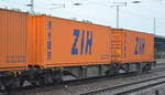 Gelenk-Containertragwageneinheit vom Einsteller xrail (Produktionskooperation von sieben Güterbahnen) mit der Registrierungs-Nr.