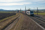 187 506 akiem/Metrans mit einem Containerzug bei Oberhessbach Richtung Würzburg, 23.02.2019