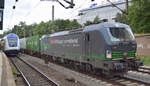 SBB Cargo International AG mit der ELL Vectron  193 201  [NVR-Nummer: 91 80 6193 201-1 D-ELOC] und Containerzug Richtung Hamburger Hafen am 10.07.19 Bahnhof Hamburg-Harburg.