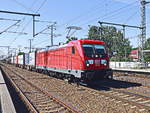 187 190 mit einem Containerzug bei der Durchfahrt durch den Bahnhof Golm am 24.