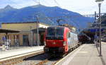 193 478-5  Gottardo  von SBB-Cargo-International fährt mit einem Containerzug aus Deutschland nach Italien und verlässt den Bahnhof von Bellinzona und fährt in Richtung Italien.