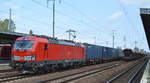 DB Cargo AG [D] mit  193 371  [NVR-Nummer: 91 80 6193 371-2 D-DB] und Containerzug am 12.09.19 Bahnhof Flughafen Berlin Schönefeld.