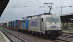 METRANS Rail s.r.o., Praha [CZ] mit  386 001-2  [NVR-Nummer: 91 54 7386 001-2 CZ-MT] mit der PRESS  140 038-0  (NVR-Nummer: 91 80 6140 851-7 D-PRESS) und Containerzug am Haken am 16.10.19 Durchfahrt