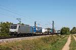 Mit einem Containerzug aus Zeebrugge fuhr am Mittag des 12.09.2018 die Rpool/RTX 185 677-2, welche den Zug seit Aachen West bespannte, bei Hügelheim durchs Rheintal in Richtung Schweiz.