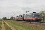 Mit dem Containerzug nach Rheinhausen und der darin eingereihten Wagenlok HCTOR 162.005 (151 133-6)  Herzog  fuhr am Mittag des 19.05.2019 die HCTOR 242.517 (182 517-3)  Fitzgerald  bei Hügelheim