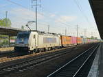 386 010-3 von der METRANS am 28. April 2020 im Bahnhof Berlin Flughafen Schönefeld mit einem Containerzug.
