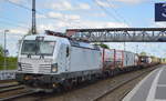 DB Cargo AG [D] mit  193 560  [NVR-Nummer: 91 80 6193 560-0 D-DB] und Containerzug kommt zum Kurzhalt mit Personalwechsel in Bf.