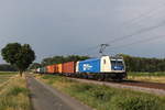 187 324 der  Wiener Lokalbahn Cargo  mit einem Containerzug am 27.
