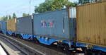 Ein Containerzug (Ganzzug) mit neuen blauen Gelenk-Containertragwagen eingestellt von einer polnischen Investementfirma, der Blackcreek Investments sp.
