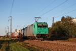 Mit einem Containerzug aus Belgien fuhr am Abend des 16.10.2019 die ATLU/XRAIL 185 614-5 über die Rheintalbahn durch den Haltepunkt von Auggen in Richtung Schweizer Grenze.
