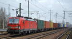 DB Cargo AG [D] mit  193 380  [NVR-Nummer: 91 80 6193 380-3 D-DB] und Containerzug am 16.12.20 Durchfahrt Bf.