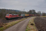 152 093 mit einem Containerzug bei Oberhessbach Richtung Ansbach, 12.01.2020