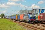 193 518 SBB Cargo International mit Container in Hilden, Mai 2021.