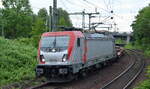 METRANS Rail s.r.o., Praha [CZ] mit der angemieteten Akiem Lok  187 014  [NVR-Nummer: 91 80 6187 014-6 D-AKIEM] und Containerzug (leer) Richtung Hamburger Hafen am 08.06.21 in Hamburg-Harburg.