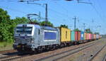 METRANS a.s., Praha [CZ] mit  383 405-8  [NVR-Nummer: 91 54 7383 405-8 CZ-MT] und Containerzug am 31.05.21 Durchfahrt Bf.