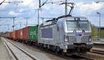 METRANS a.s., Praha [CZ] mit  383 401-7  [NVR-Nummer: 91 54 7383 401-7 CZ-MT] und Containerzug am 05.05.21 Durchfahrt Bf.