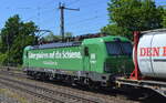 DB Cargo AG [D] mit  193 560  [NVR-Nummer: 91 80 6193 560-0 D-DB] mit der grünen Werbefolie  Güter gehören auf die Schiene  und Containerzug am 31.05.21 Durchfahrt Bf.