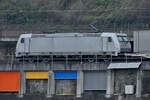 Die Elektrolokomotive 185 821-0 zog einen Containerzug auf der linken Rheinstrecke. (Remagen, April 2021)