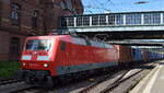 Bahnlogistik24 GmbH Dresden mit  120 102-9  (NVR:  91 80 6120 102-9 D-BLC ) und Containerzug am 08.09.21 Durchfahrt Bf.