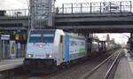 RTB CARGO GmbH, Düren [D] mit der Railpool Lok  186 421-4  [NVR-Nummer: 91 80 6186 421-4 D-Rpool] und Containerzug am 11.10.21 Durchfahrt Bf.