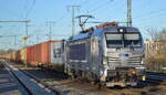 METRANS a.s., Praha [CZ] mit der recht neuen  383 415-7  [NVR-Nummer: 91 54 7383 415-7 CZ-MT] und Containerzug am 06.01.22  Durchfahrt Bf. Golm.