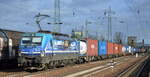 Es gibt auch noch in Berlin/Brandenburg kurzweilig mal Sonne, die  Rurtalbahn Cargo GmbH, Düren [D]  mit  193 485  [NVR-Nummer: 91 80 6193 485-0 D-ELOC] und Containerzug aus Richtung