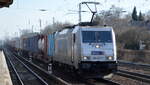 METRANS Rail s.r.o., Praha [CZ]  mit  386 027-7  [NVR-Nummer: 91 54 7386 027-7 CZ-MT] und Containerzug am 02.03.22 Berlin-Hirschgarten.
