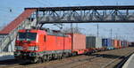 DB Cargo AG [D] mit  193 379  [NVR-Nummer: 91 80 6193 379-5 D-DB] und Containerzug am 10.03.22 Durchfahrt Bf.