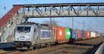 METRANS Rail s.r.o., Praha [CZ] mit  386 011-1  [NVR-Nummer: 91 54 7386 011-1 CZ-MT] und Containerzug am 10.03.22 Durchfahrt Bf.