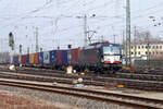 Vectron 193 659 der MRCE beschleunigt einen langen Güterzug aus dem Bahnhof Treuchtlingen in Richtung Augsburg.