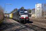 Mit einem Containerzug Richtung Ingolstadt durchfährt Vectron 193 867 der MRCE den Bahnhof Pappenheim im Altmühltal. Das Lagerhaus im Hintergrund hat schon lange keinen Gleisanschluß mehr. Mittwoch, 23. März 2022