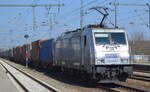 METRANS Rail s.r.o., Praha [CZ] mit  386 008-7  [NVR-Nummer: 91 54 7386 008-7 CZ-MT] und Containerzug am 24.03.221 Durchfahrt Bf. Golm.