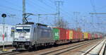 METRANS Rail s.r.o., Praha [CZ] mit  386 025-1  [NVR-Nummer: 91 54 7386 025-1 CZ-MT] und Containerzug am 24.03.22 Durchfahrt Bf.