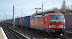 DB Cargo AG [D]  mit  193 374  [NVR-Nummer: 91 80 6193 374-6 D-DB] und Containerzug am 30.03.22 Berlin-Blankenburg.